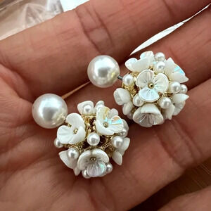 Perla White Shell Flower Stud Earrings